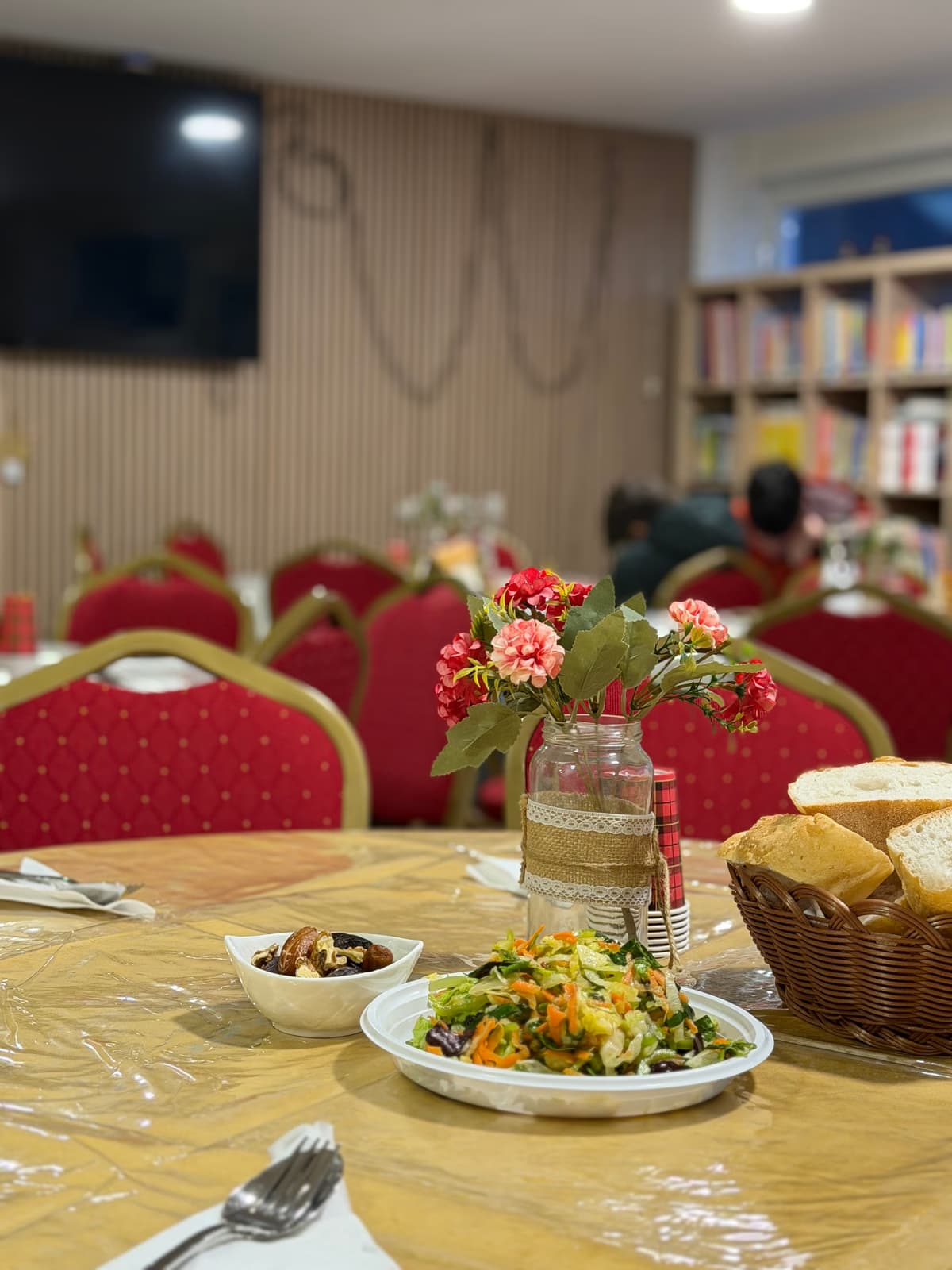Iftar in het AZC: Vrijwilligers en Bewoners Samen aan Tafel