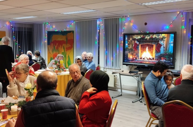  Kerstfeest voor Eenzaamheid Verzachten: Een Warm Samenkomen in Helmond
